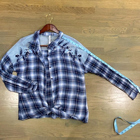 🎄JUST REDUCED🎄Monoreno Ladies Embroidered Button Down Long Sleeve Shirt - Picture 7 of 9